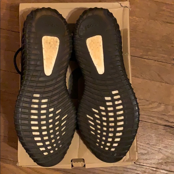 Yeezy Boost 350 V2 “Copper” - Picture 2 of 3